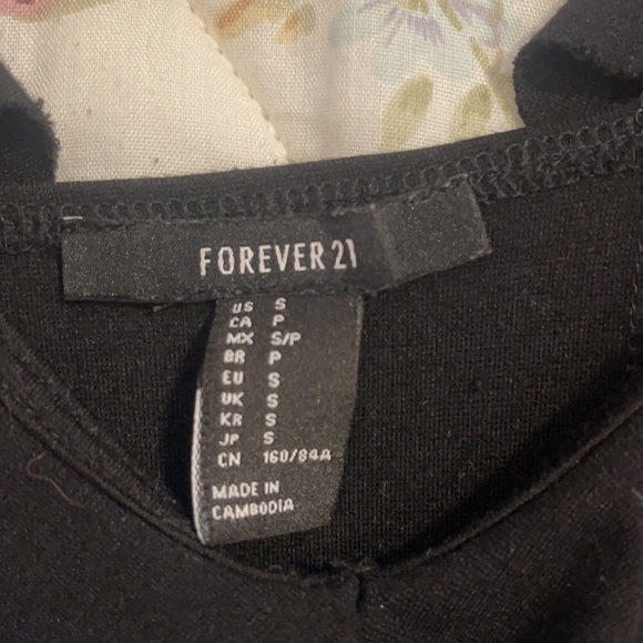 Small black top, perfect for salsa dancing or a night at the club - Picture 2 of 2